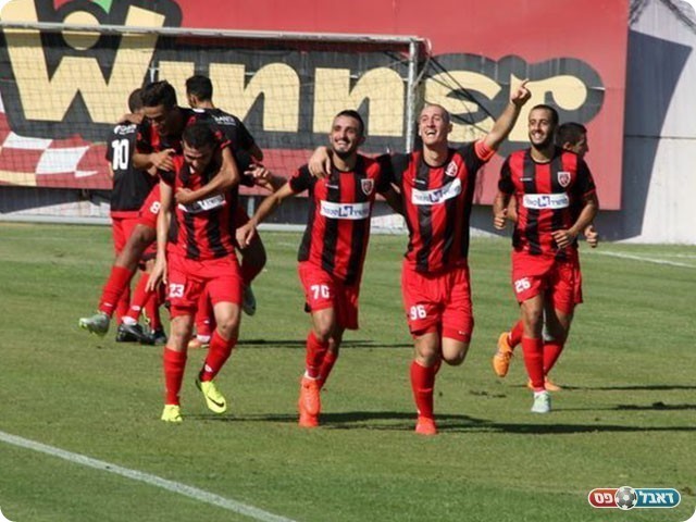 שחקני כפר קאסם חוגגים על דימונה (רמי עאמר)